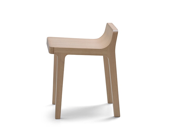 アルキ(ALKI) Auxiliary chair low back and seat in wood / fabric / leatherの写真