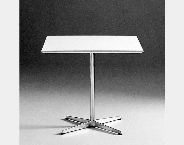 フリッツハンセン(Fritz Hansen) TABLE SERIES PEDESTAL BASE(4stars base、Square)のメイン写真