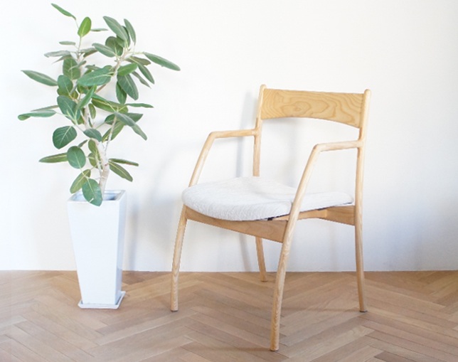 アンプインテリアデザイン(ANP interior design) ANP chair with Arm（Wild Cherry/White Ash）のメイン写真