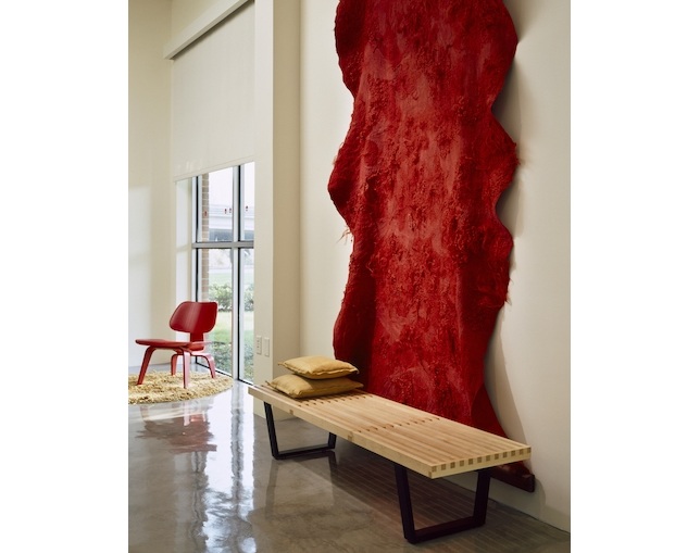 ハーマンミラー(Herman Miller) Eames Molded Plywood Lounge Chair ウッドレッグの写真