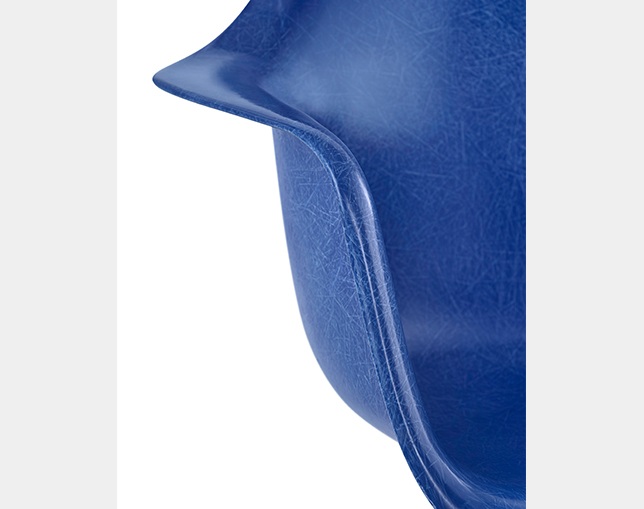 ハーマンミラー(Herman Miller) Eames Molded Fiberglass Armchair Dowel Baseの写真