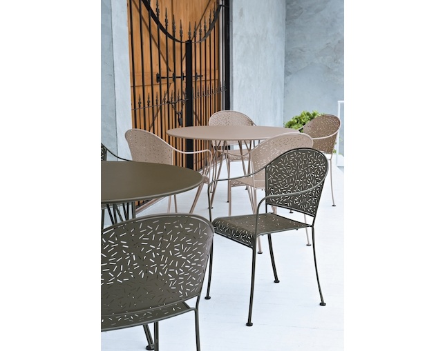 フェルモブ(Fermob) Rendez-vous Stacking Armchairの写真