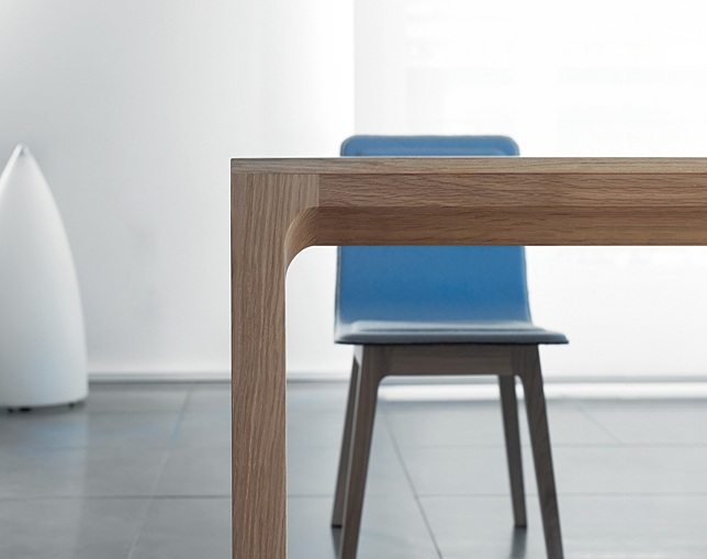 アルキ(ALKI) High back chair in fabric / leatherの写真