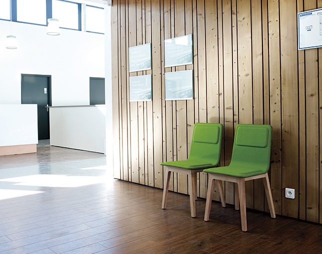 アルキ(ALKI) High back chair in fabric / leatherの写真