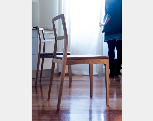 アルキ(ALKI) Chair in oak / walnut - naked back and seat in fabric / leatherの写真