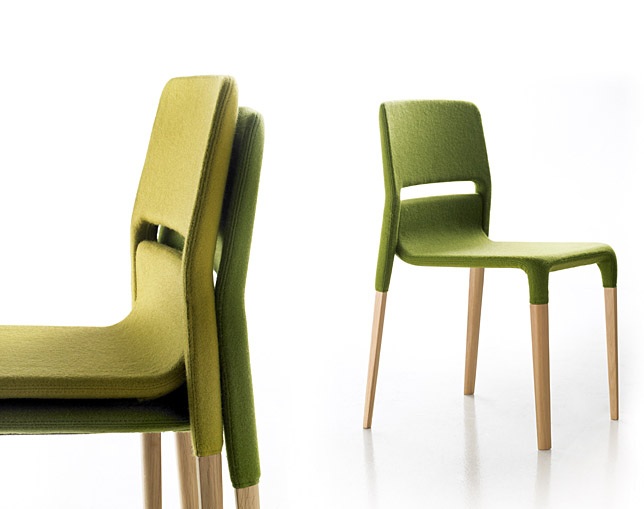 アルキ(ALKI) Chair in oak - back and seat in fabricの写真