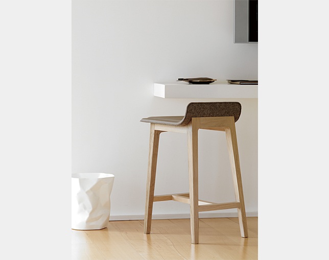アルキ(ALKI) Low back stool - seat in fabric / leatherのメイン写真