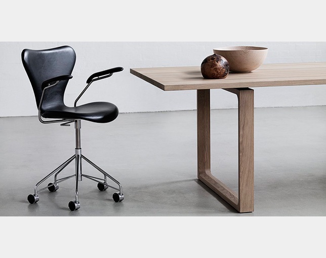 フリッツハンセン(Fritz Hansen) SERIES 7 SWIVEL ARMCHAIR (キャスター付回転ベース、フルパディング)の写真
