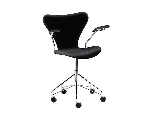 フリッツハンセン(Fritz Hansen) SERIES 7 SWIVEL ARMCHAIR (キャスター付回転ベース、フルパディング)の写真