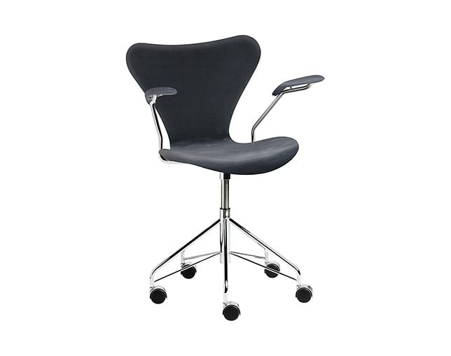 フリッツハンセン(Fritz Hansen) SERIES 7 SWIVEL ARMCHAIR (キャスター付回転ベース、フルパディング)の写真