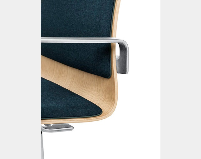 フリッツハンセン(Fritz Hansen) OXFORD ARMCHAIR(medium back、FRONT UPHOLSTERY)の写真