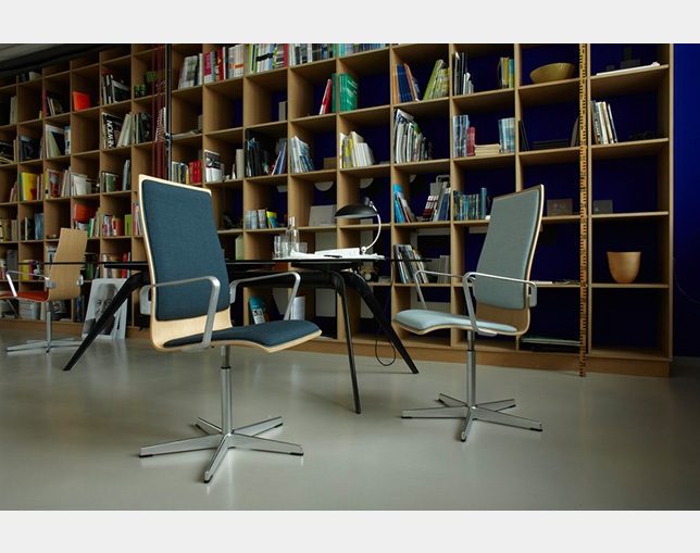 フリッツハンセン(Fritz Hansen) OXFORD ARMCHAIR(medium back、FRONT UPHOLSTERY)の写真