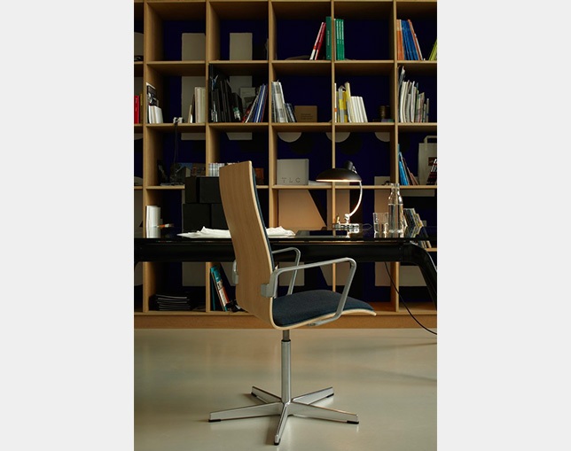 フリッツハンセン(Fritz Hansen) OXFORD ARMCHAIR(medium back、FRONT UPHOLSTERY)の写真