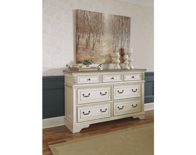 Ashley Furniture HomeStore(アシュレイ ファニチャー ホームストア) Realyn Dresser(B743-31)の写真