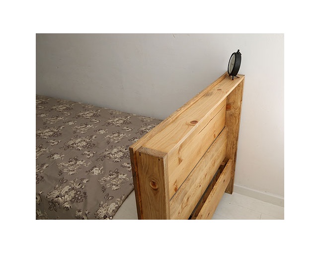 ラスティック(Rustic) 収納付き木製ベッドの写真