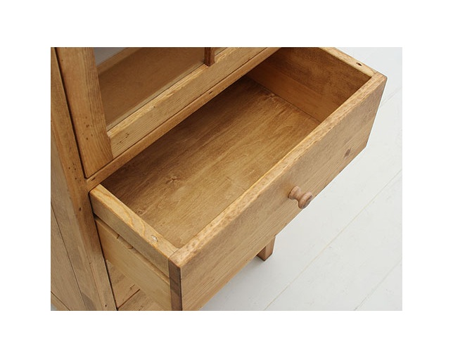 ラスティック(Rustic) 木製ガラス戸キャビネットの写真