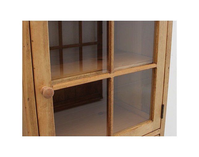 ラスティック(Rustic) 木製ガラス戸キャビネットの写真