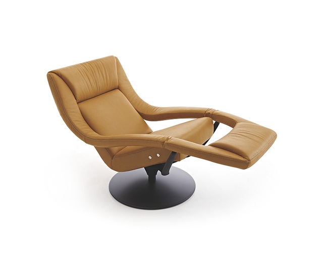 コイノール(KOINOR) Recliner chair with motorの写真