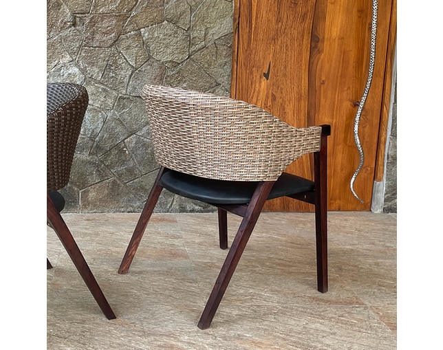 Alam Sari(アラム サリ) teak ＆ Synthetic Rattan dining chairの写真