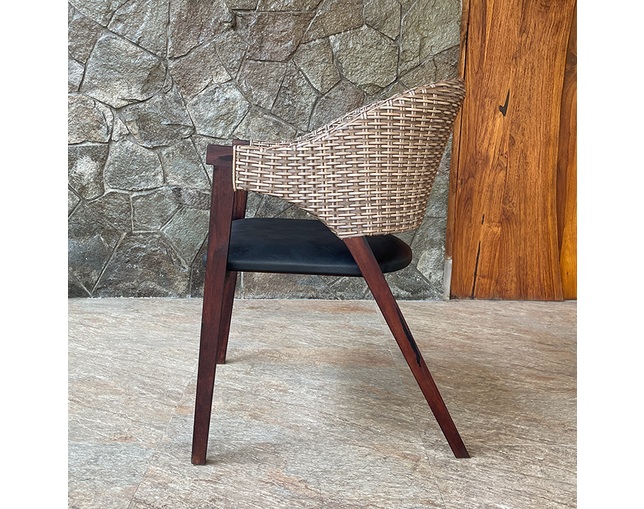Alam Sari(アラム サリ) teak ＆ Synthetic Rattan dining chairの写真