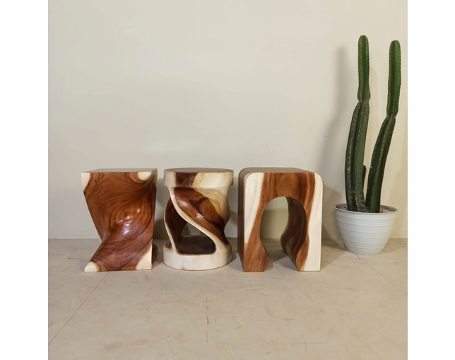 Alam Sari(アラム サリ) Twist Stool Monkey Pod Woodの写真