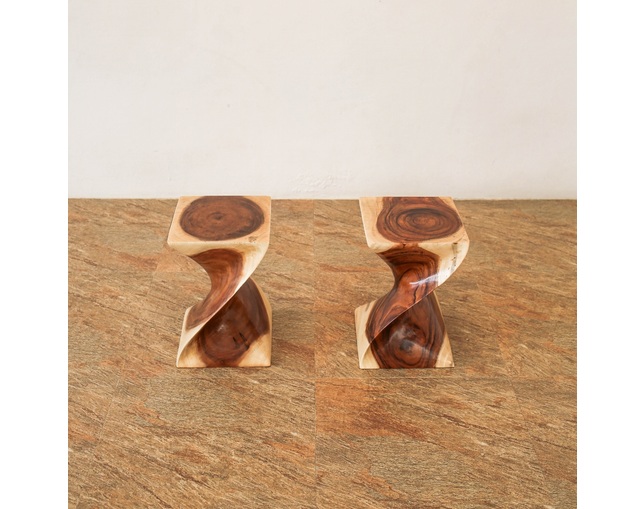 Alam Sari(アラム サリ) Twist Stool Monkey Pod Woodの写真