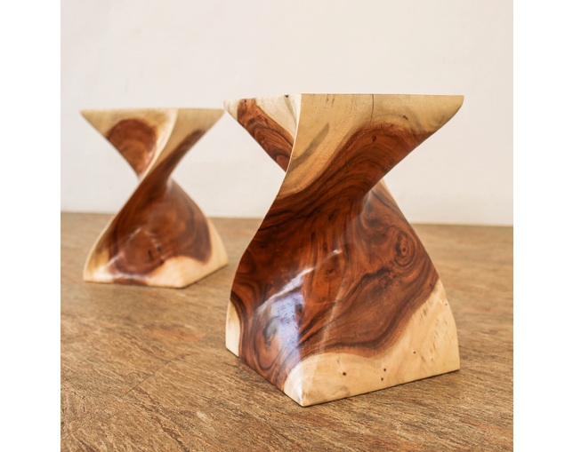 Alam Sari(アラム サリ) Twist Stool Monkey Pod Woodの写真