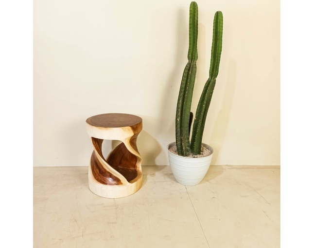 Alam Sari(アラム サリ) Round Stool Monkeypod Woodの写真