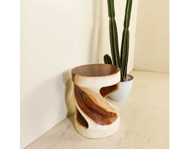 Alam Sari(アラム サリ) Round Stool Monkeypod Woodの写真