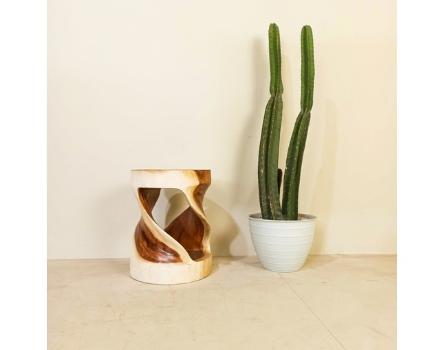 Alam Sari(アラム サリ) Round Stool Monkeypod Woodの写真