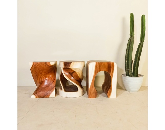 Alam Sari(アラム サリ) U Stool Monkeypod Woodの写真