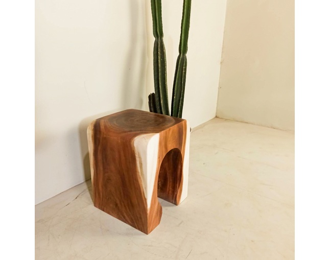 Alam Sari(アラム サリ) U Stool Monkeypod Woodの写真