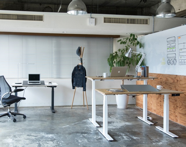 ボーダレス(BORDERLESS) FeEL WALNUT 1400×700 電動昇降デスクの写真