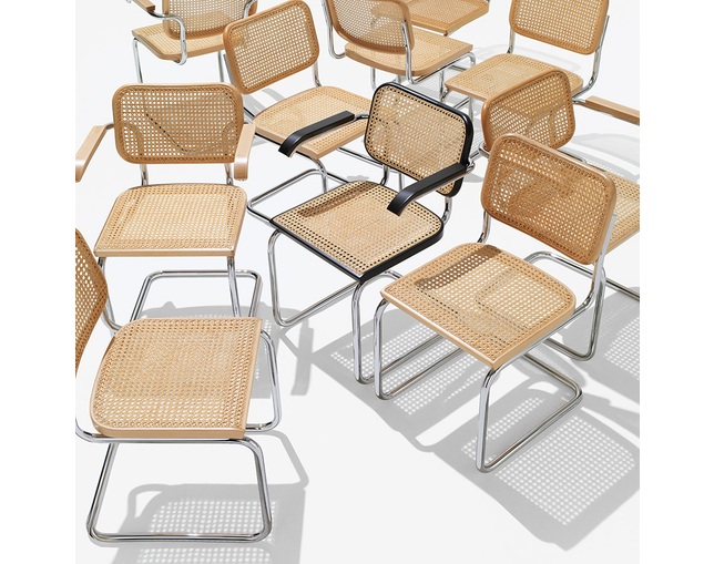 ノル(Knoll) Cesca Chair with Armsの写真