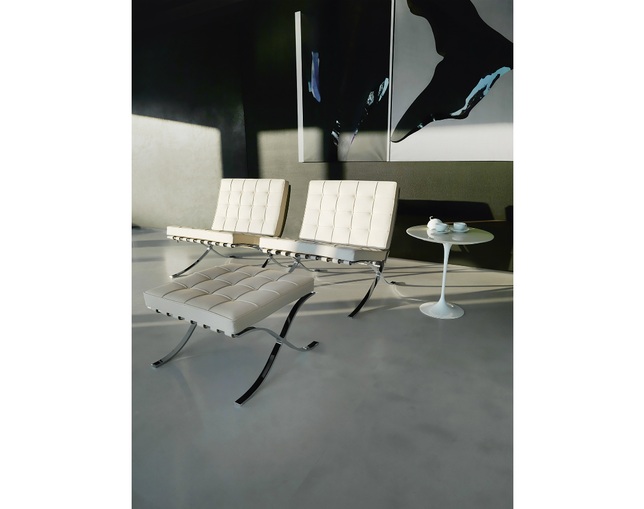 ノル(Knoll) Mies van der Rohe Collection Barcelona stool - Relaxの写真