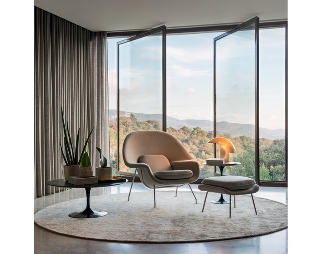 ノル(Knoll) Saarinen Collection Womb Chair and Ottomanの写真