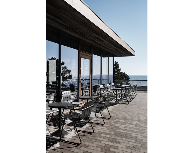 COMPLEX UNIVERSAL FURNITURE SUPPLY OCEAN CHAIRの写真