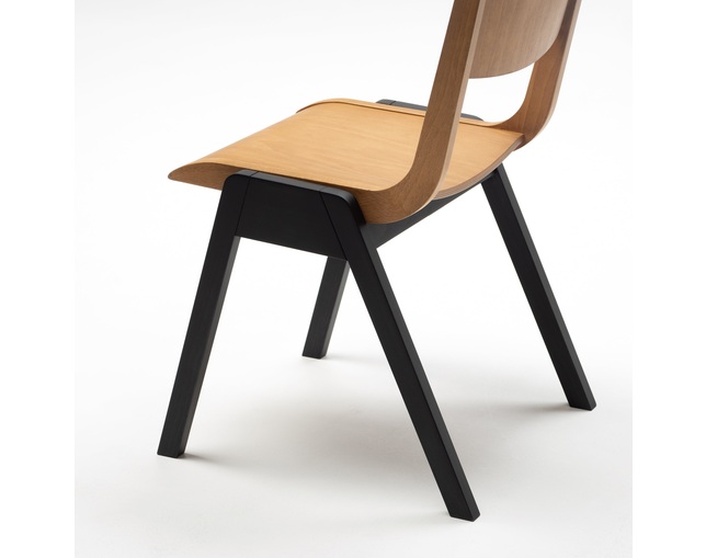 COMPLEX UNIVERSAL FURNITURE SUPPLY Rainer Chairの写真