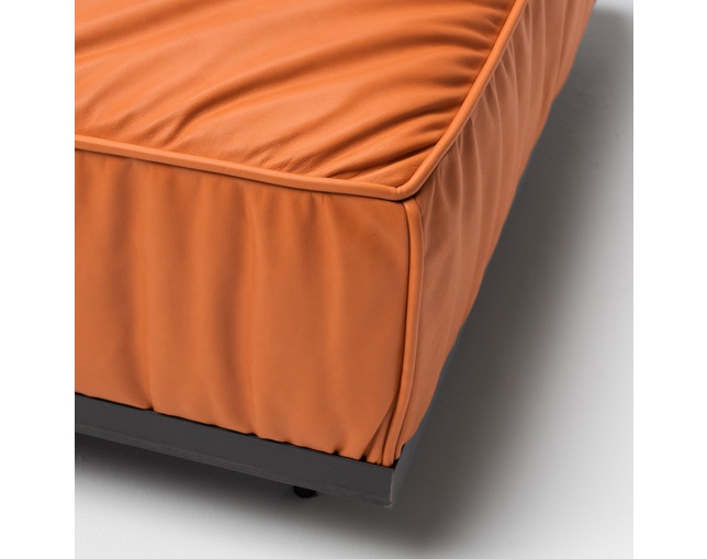 COMPLEX UNIVERSAL FURNITURE SUPPLY Heath Ottomanの写真