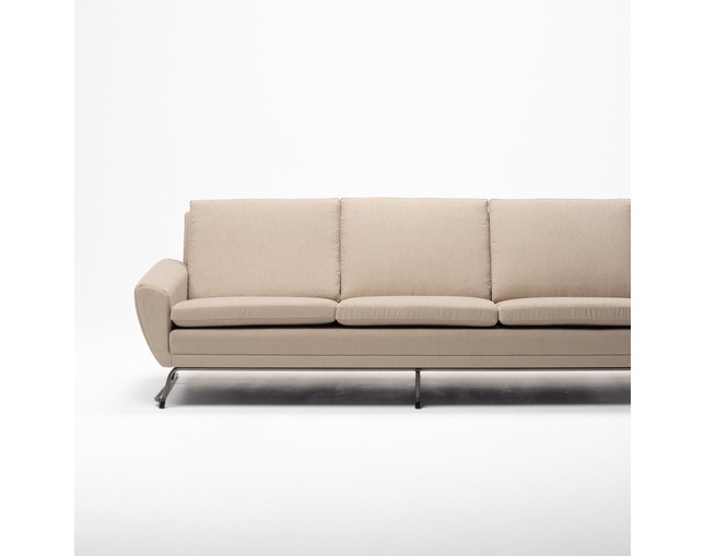 COMPLEX UNIVERSAL FURNITURE SUPPLY Buffalo Three Seat Sofaの写真