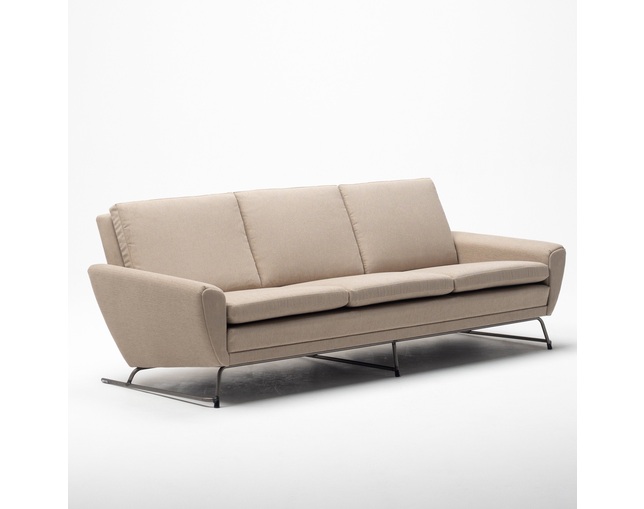 COMPLEX UNIVERSAL FURNITURE SUPPLY Buffalo Three Seat Sofaの写真