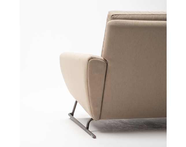 COMPLEX UNIVERSAL FURNITURE SUPPLY Buffalo Three Seat Sofaの写真