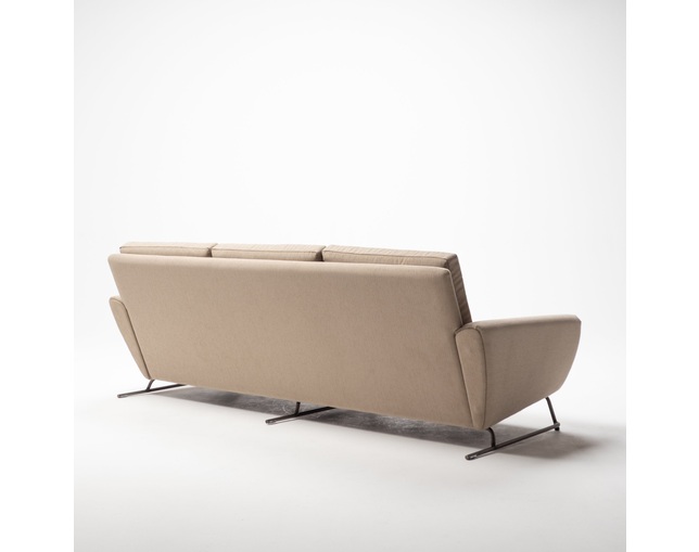 COMPLEX UNIVERSAL FURNITURE SUPPLY Buffalo Three Seat Sofaの写真