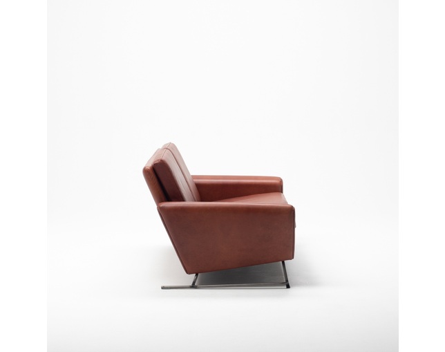 COMPLEX UNIVERSAL FURNITURE SUPPLY Buffalo Two Seat Sofaの写真