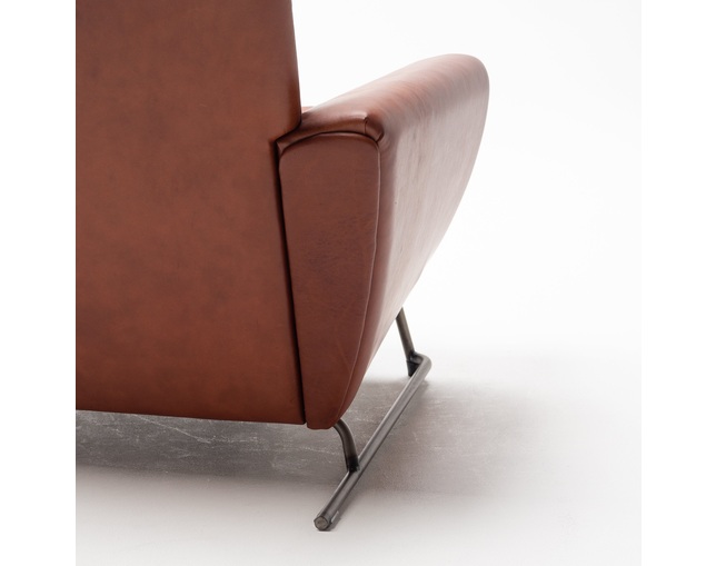 COMPLEX UNIVERSAL FURNITURE SUPPLY Buffalo Two Seat Sofaの写真