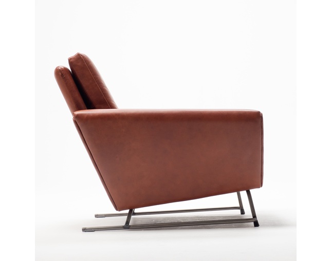 COMPLEX UNIVERSAL FURNITURE SUPPLY Buffalo Club Chairの写真