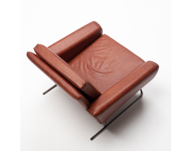 COMPLEX UNIVERSAL FURNITURE SUPPLY Buffalo Club Chairの写真