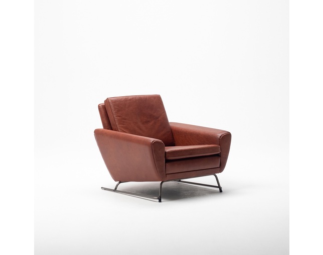 COMPLEX UNIVERSAL FURNITURE SUPPLY Buffalo Club Chairの写真
