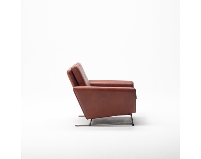 COMPLEX UNIVERSAL FURNITURE SUPPLY Buffalo Club Chairの写真