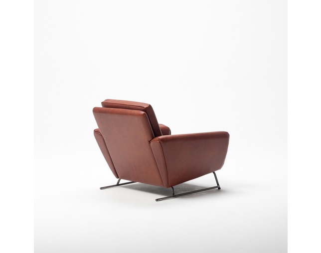 COMPLEX UNIVERSAL FURNITURE SUPPLY Buffalo Club Chairの写真